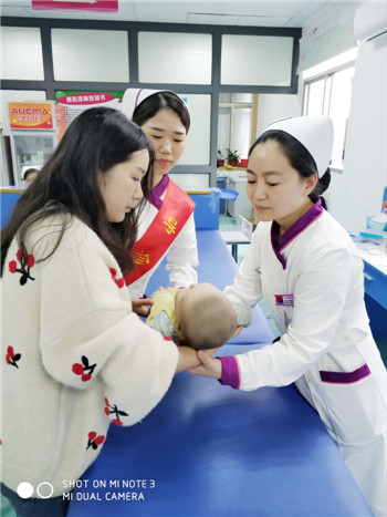 3接種護士接診患兒.jpg